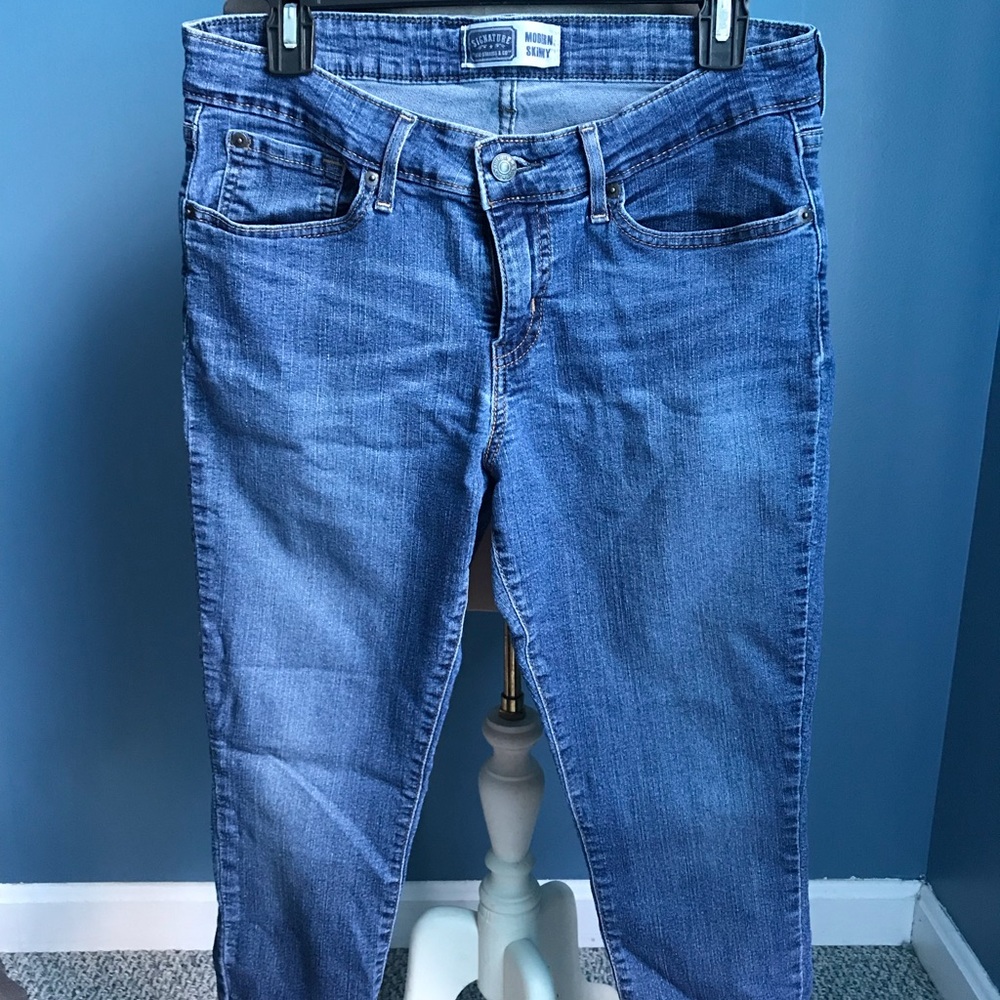 Blue skinny jeans.